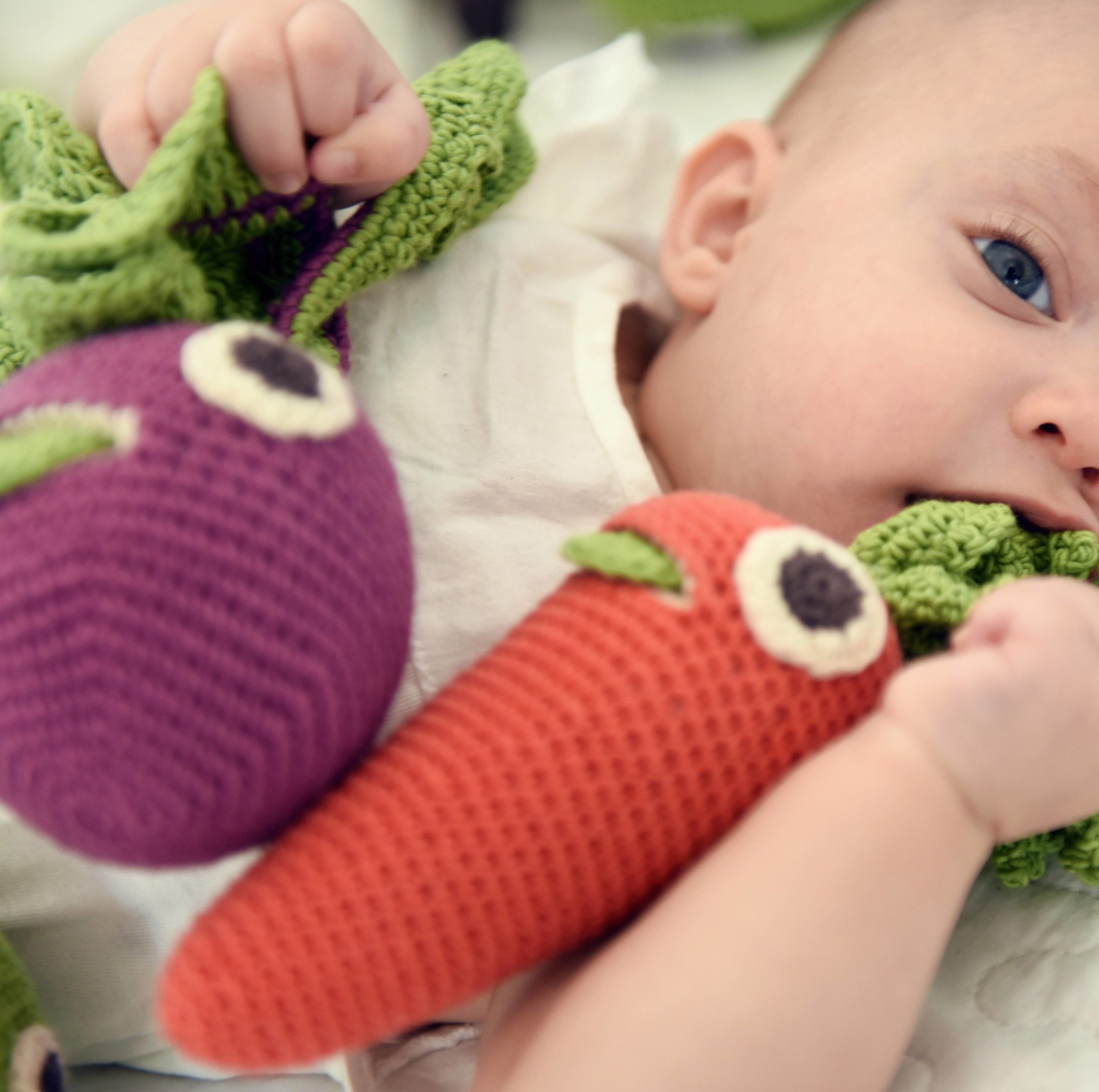 Jouet apaisant Abeille en crochet en coton bio - Myum -The veggy toys